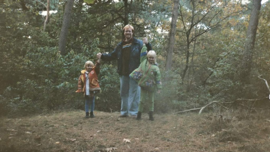 Ronja (links) met haar vader en zus in het bos. 